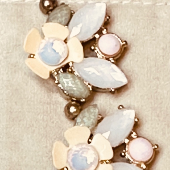 Gold Tone w/Foral Crystal Designed Beaded Necklace - Picture 4 of 11